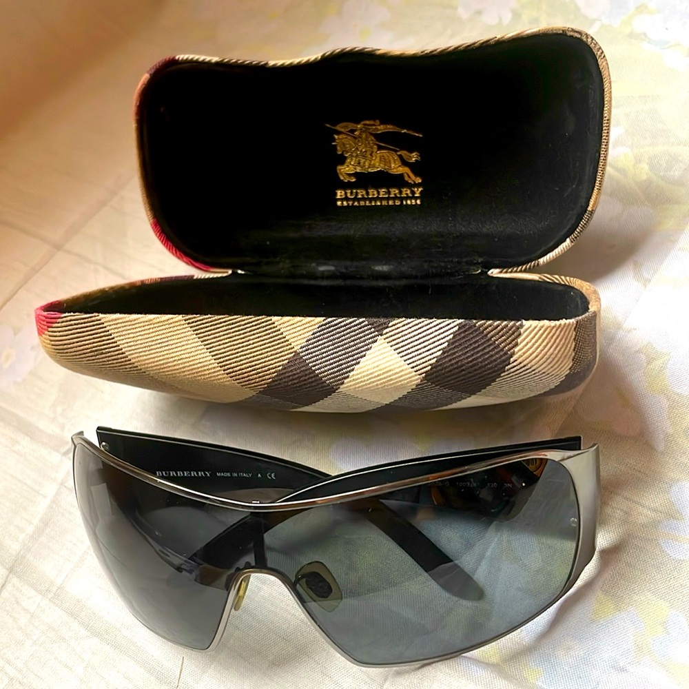 Burberry sunglasses, 🕶️